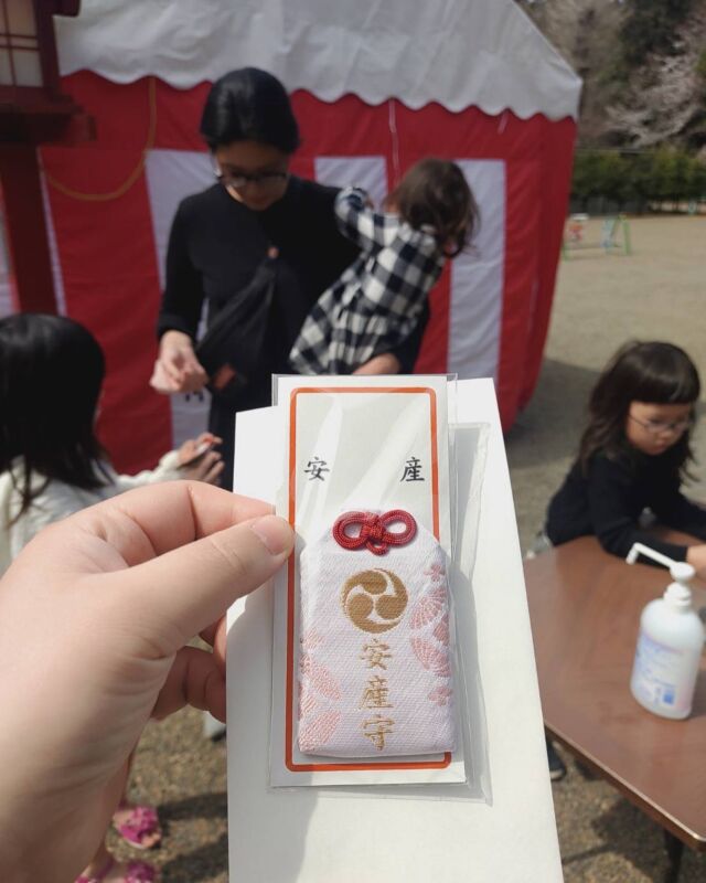 �桜も満開、あたたかな陽気で気持ちのいい1日でした。

先日、娘たちのそれぞれの園で修了式があり、歌や踊りの発表を見てきました。

親バカですが、とりあえず可愛い。真剣な眼差しに成長を感じます。涙腺がゆるゆる…担任の先生も涙を堪えている様子。心ある方に、成長を長く見守ってもらえて本当に有難いことです。

春は変化の多い季節。
心身、不安定になりやすいように感じます。

私も肌荒れや、いつにも増してプレ更年期に伴うPMS様症状が酷く出て、しんどいなぁ、と。

そんな時、お泊まりに行った友人宅で、美味しいワインを飲み、深夜に頭の先からつま先までオイルトリートメントを受け、翌日は昼寝までさせてもらうなど、ゆっくりさせてもらい、だいぶ心身が回復！！

やっぱりゆっくり自分時間って大切だと心から感じたひとときでした。

特に子育て中、なかなか自分時間を作るのは大変です。施術中、お子様は保育ルームでお友だちと楽しく過ごすことができます。(託児無料)
親子で楽しめるお時間が提供できれば幸いです😊

-----------------------------
カンガルーぽけっと
〜助産師の行うボディケア、保健相談〜

さいたま市南区鹿手袋7-10-14
tel 080-9368-6370
公式ライン@461lbvcx
お問い合わせなどお気軽にご連絡下さい😄
-------------------------------

#子育て日記　#子育て
#子育て応援　
#マタニティマッサージ
#妊婦　　#マタニティ
#初マタさんとつながりたい
#産前産後　#ボディケア
#さいたま市　#助産師